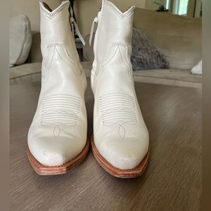 Tecovas Daisy Bone 7.5 but fits like an 8.